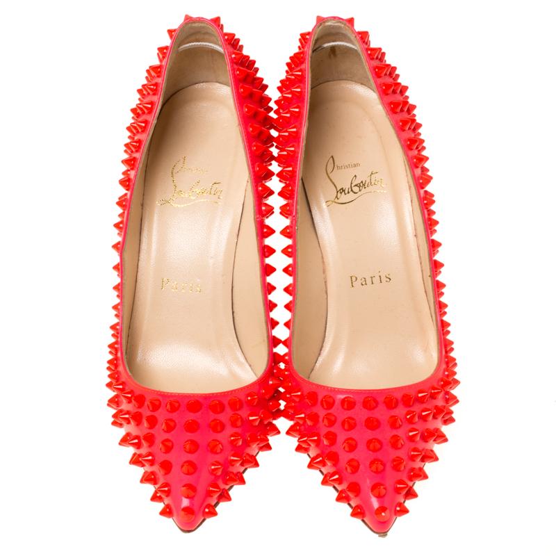 These Pigalle Spikes pumps from Christian Louboutin are absolutely delightful and love at first sight. Vibrant in neon pink, they come crafted from patent leather and feature an elegant silhouette. They are beautifully adorned with spikes on the