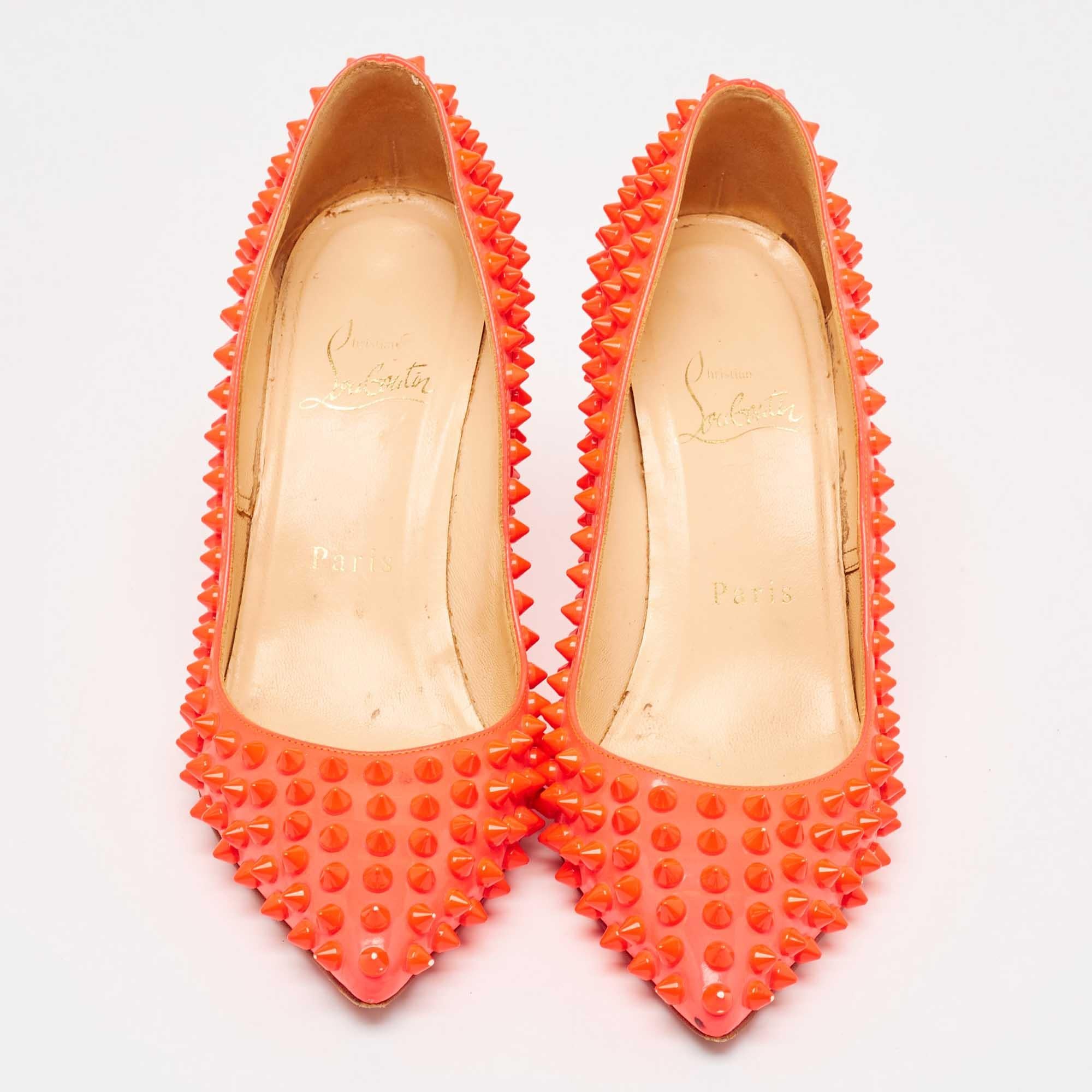 Christian Louboutin Bombas de charol rosa neón Pigalle Spikes Tamaño 35.5 Rosa en venta