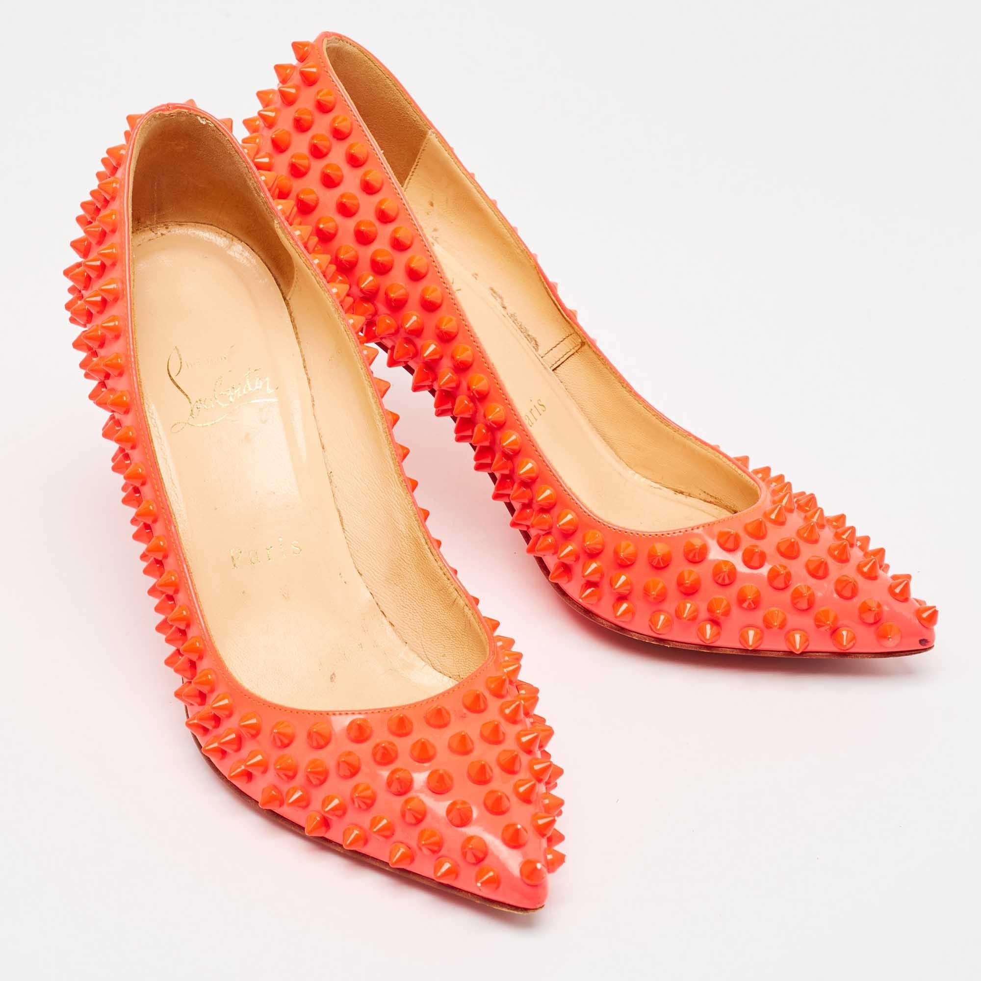 Christian Louboutin Bombas de charol rosa neón Pigalle Spikes Tamaño 35.5 en Bueno estado para la venta en Dubai, Al Qouz 2