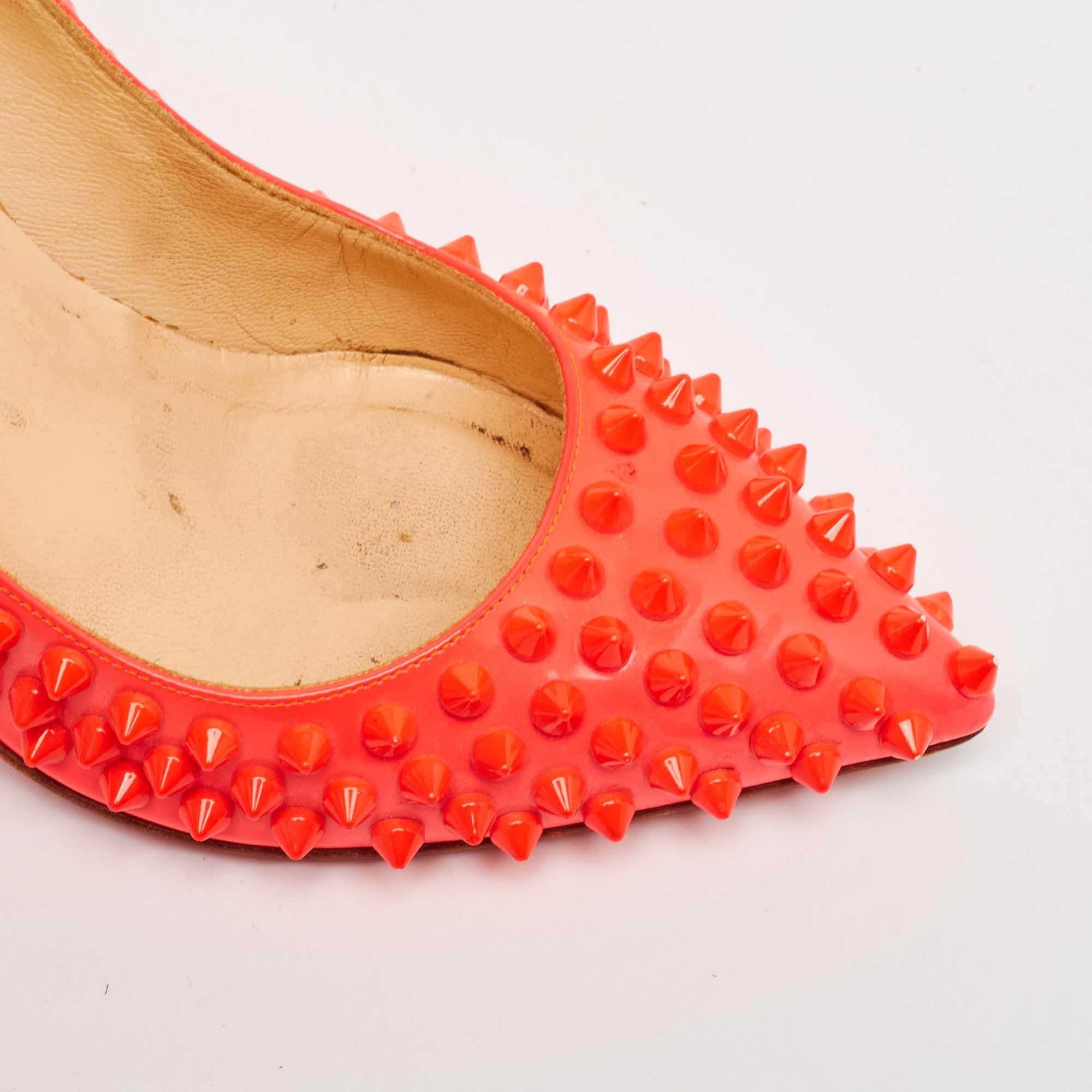 Christian Louboutin Bombas de charol rosa neón Pigalle Spikes Tamaño 35.5 en venta 2