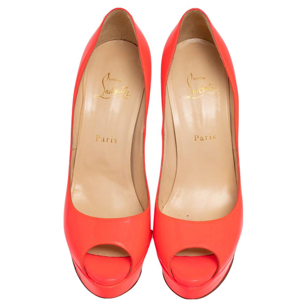 The Very Prive pumps from Christian Louboutin are sure to add some class to your outfits with their beauty. Made of neon pink patent leather, they are set on 15 cm heels. These pumps are complete with peep-toes, and their sleek cuts give a timeless