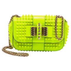 Christian Louboutin - Sac à bandoulière en cuir jaune fluo à petites pointes Sweet Charity