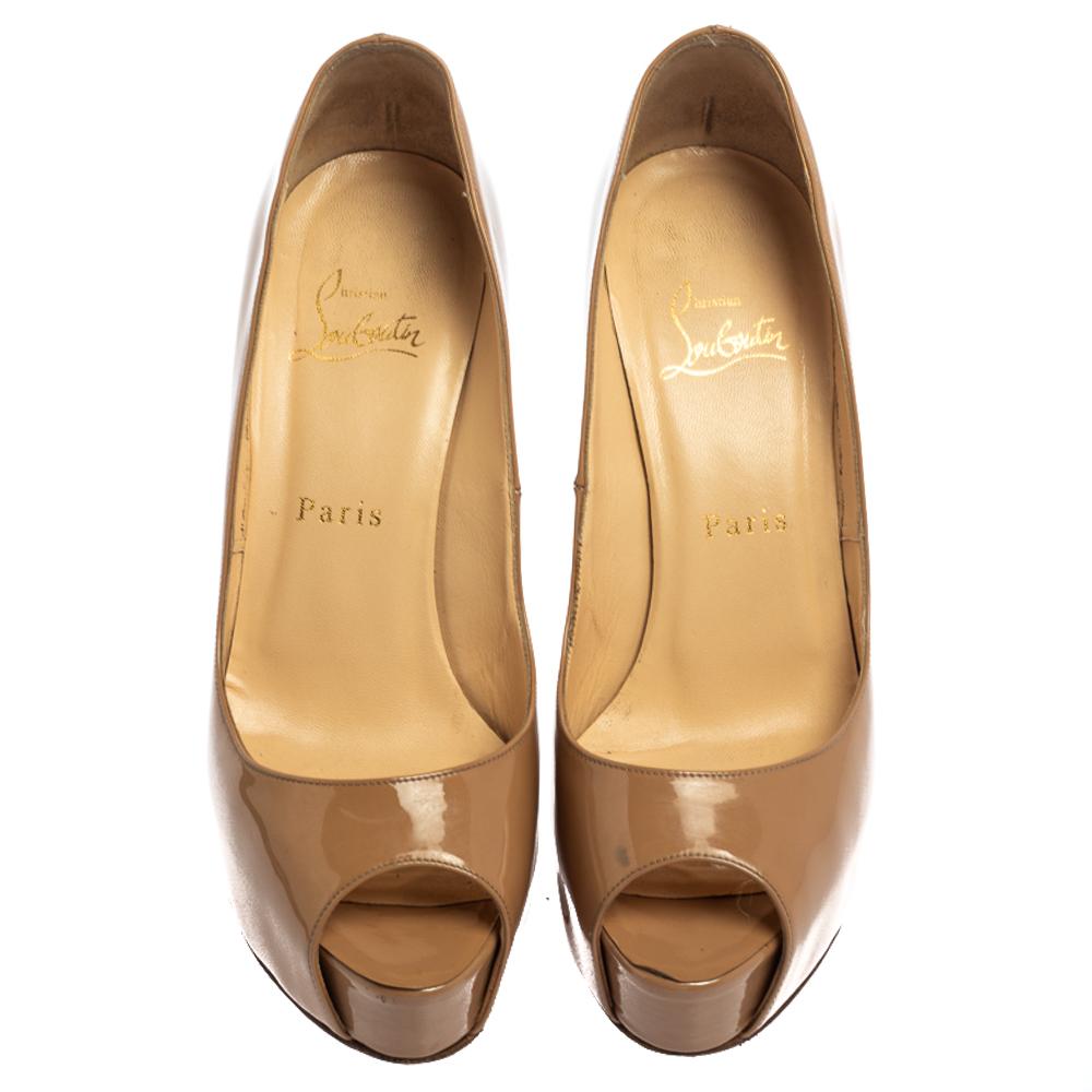 The New Very Prive pumps from Christian Louboutin are sure to add some class to your outfits with their audacious line. Made of beige patent leather, they raise the foot on concealed platforms and 12.5 cm heels. These pumps are complete with