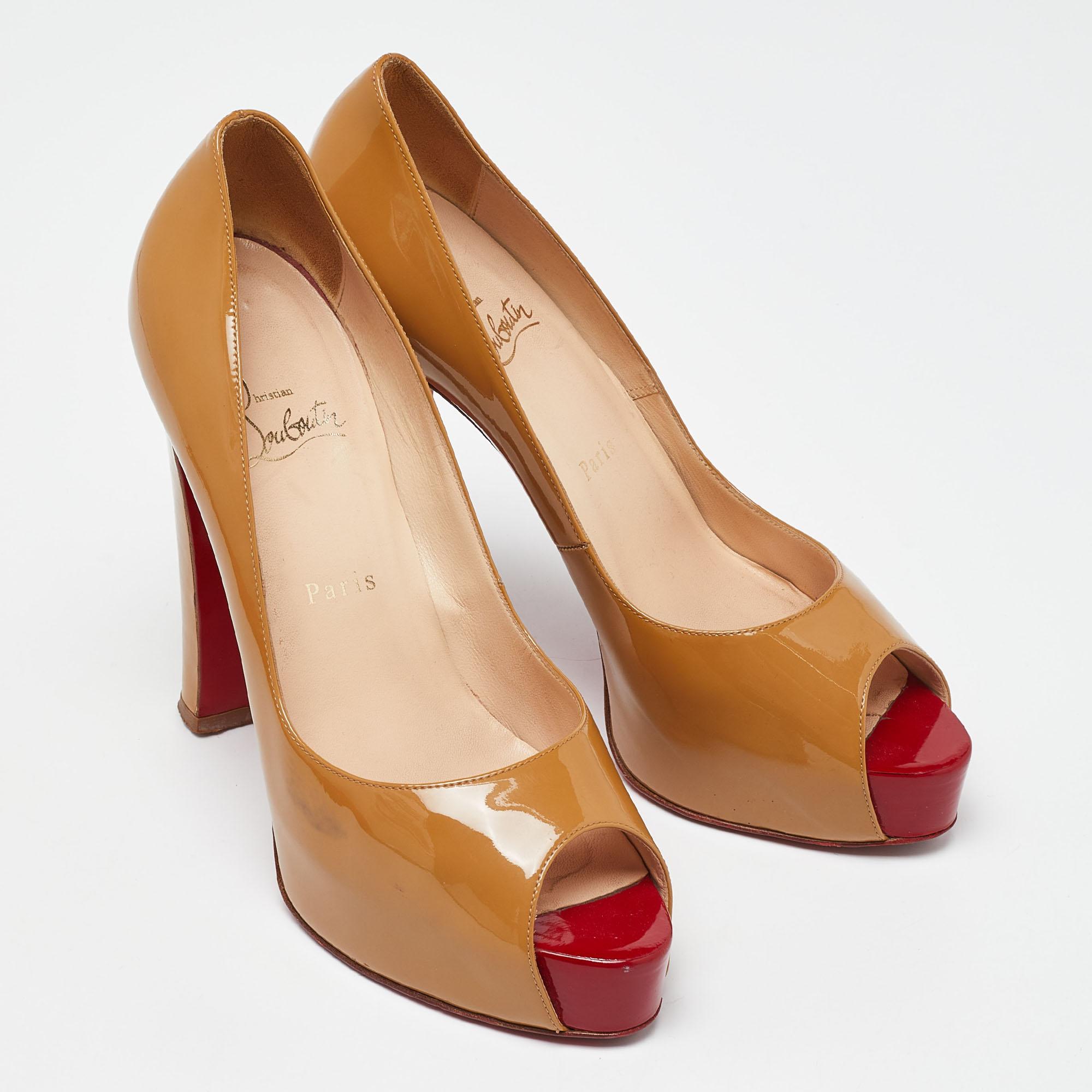 Christian Louboutin Bombas de charol beige desnudo nuevo Very Prive talla 40.5 en Bueno Estado en Dubai, Al Qouz 2