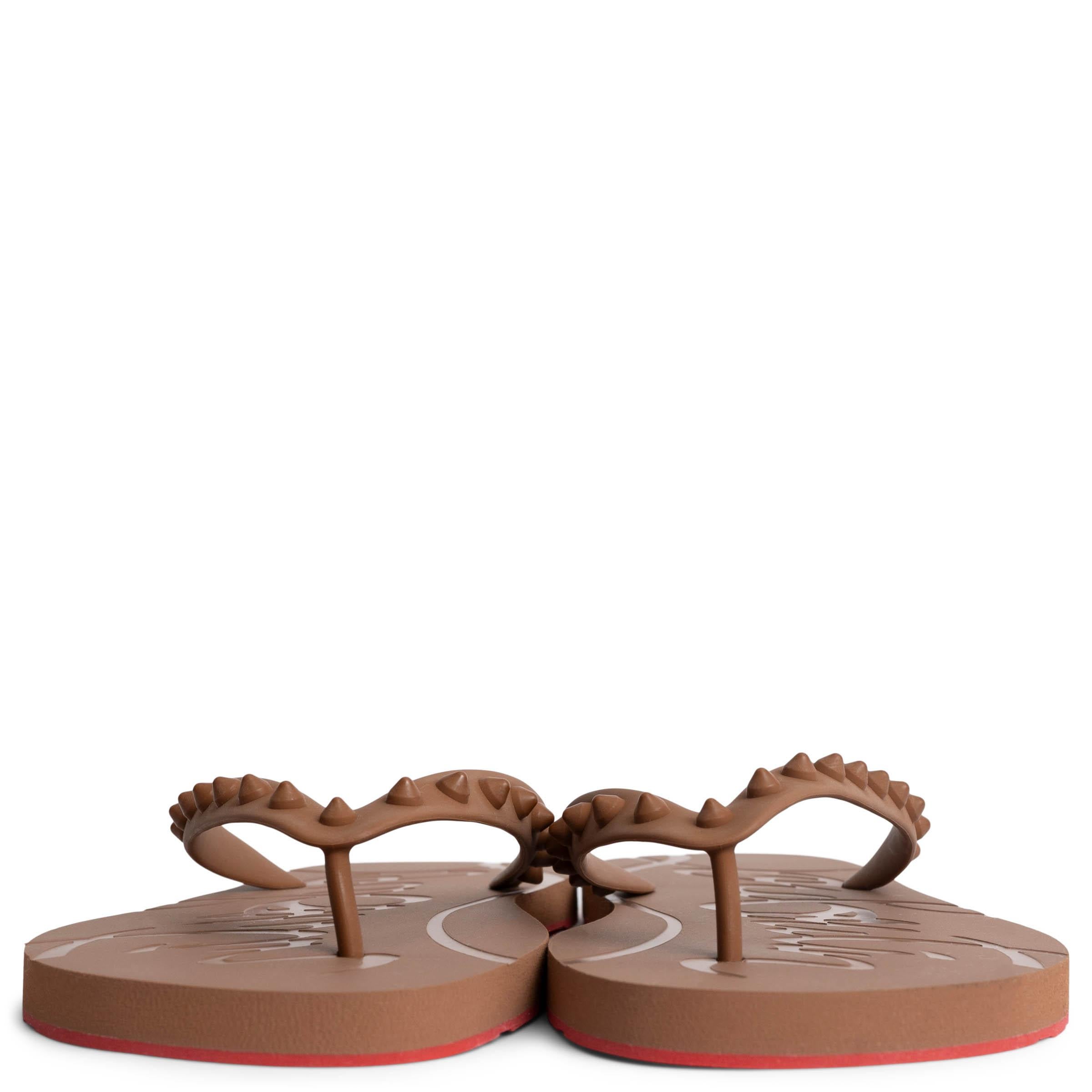 Ces sandales thong Christian Louboutin Loubi 100% authentiques en caoutchouc marron nude sont parfaites pour un look chic au bord de la piscine. Elles sont dotées des emblématiques picots signature pour une touche d'originalité et de semelles rouges