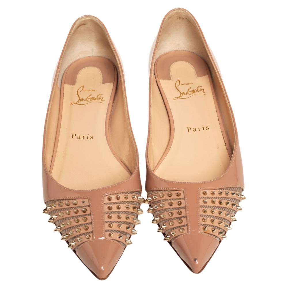 Let Christian Louboutin take you through the day in high comfort and style with this pair of Goldoflat ballet flats. Made from nude patent leather, they are embellished with spikes over the pointed toes. The insoles are leather-lined.

