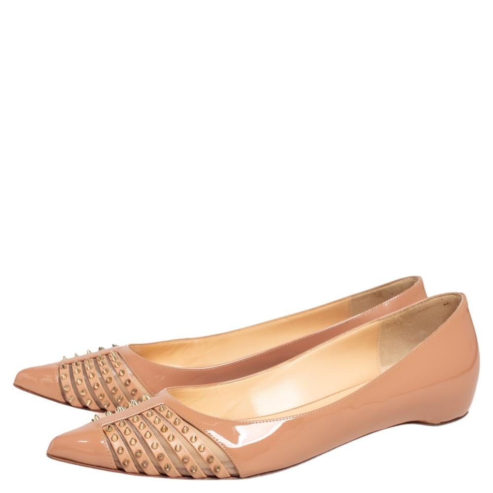 Mit diesem Paar Goldoflat Ballettschuhe von Christian Louboutin kommen Sie bequem und stilvoll durch den Tag. Sie sind aus nacktem Lackleder gefertigt und über der spitzen Zehenpartie mit Spikes verziert. Die Innensohlen sind mit Leder gefüttert.


