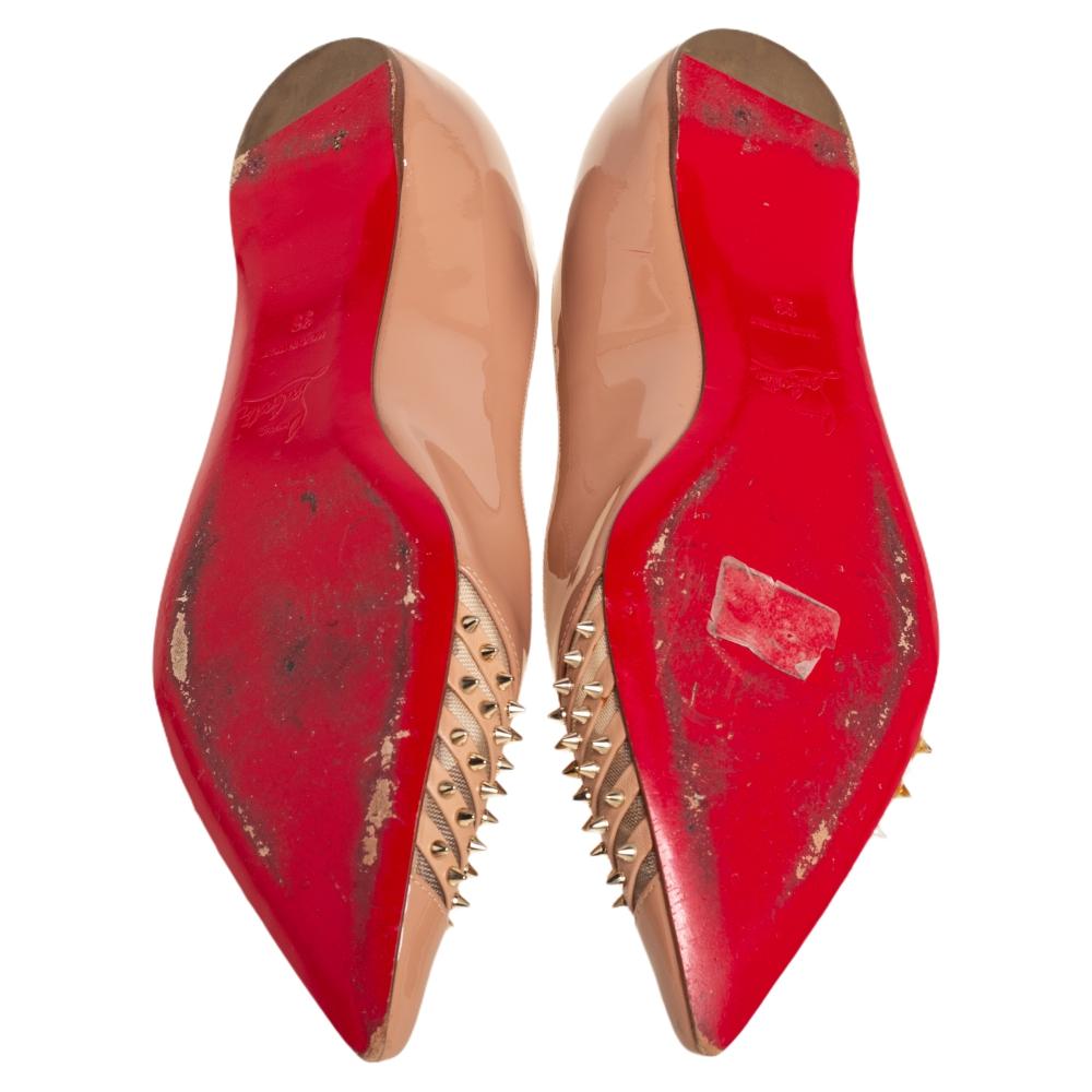 Christian Louboutin Nudefarbene flache Lacklederschuhe in Goldo flache Größe 38 im Zustand „Gut“ in Dubai, Al Qouz 2