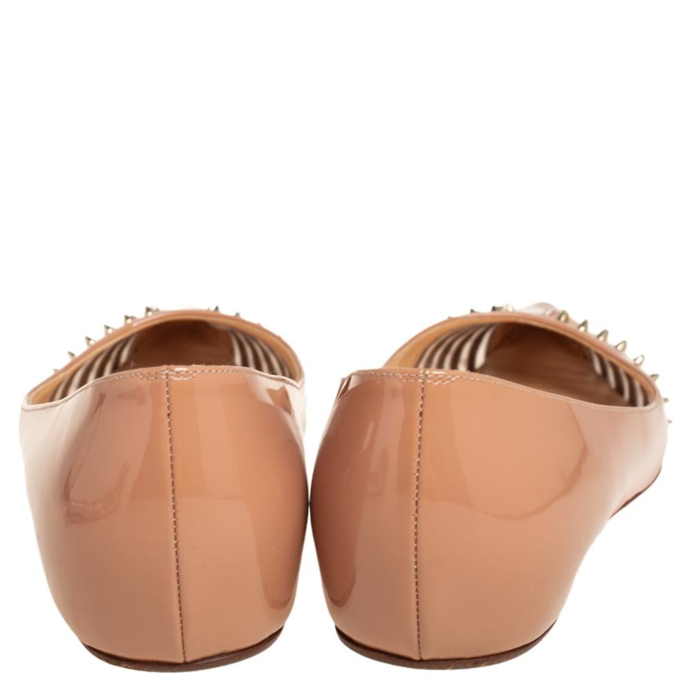 Christian Louboutin Nudefarbene flache Lacklederschuhe in Goldo flache Größe 38 1