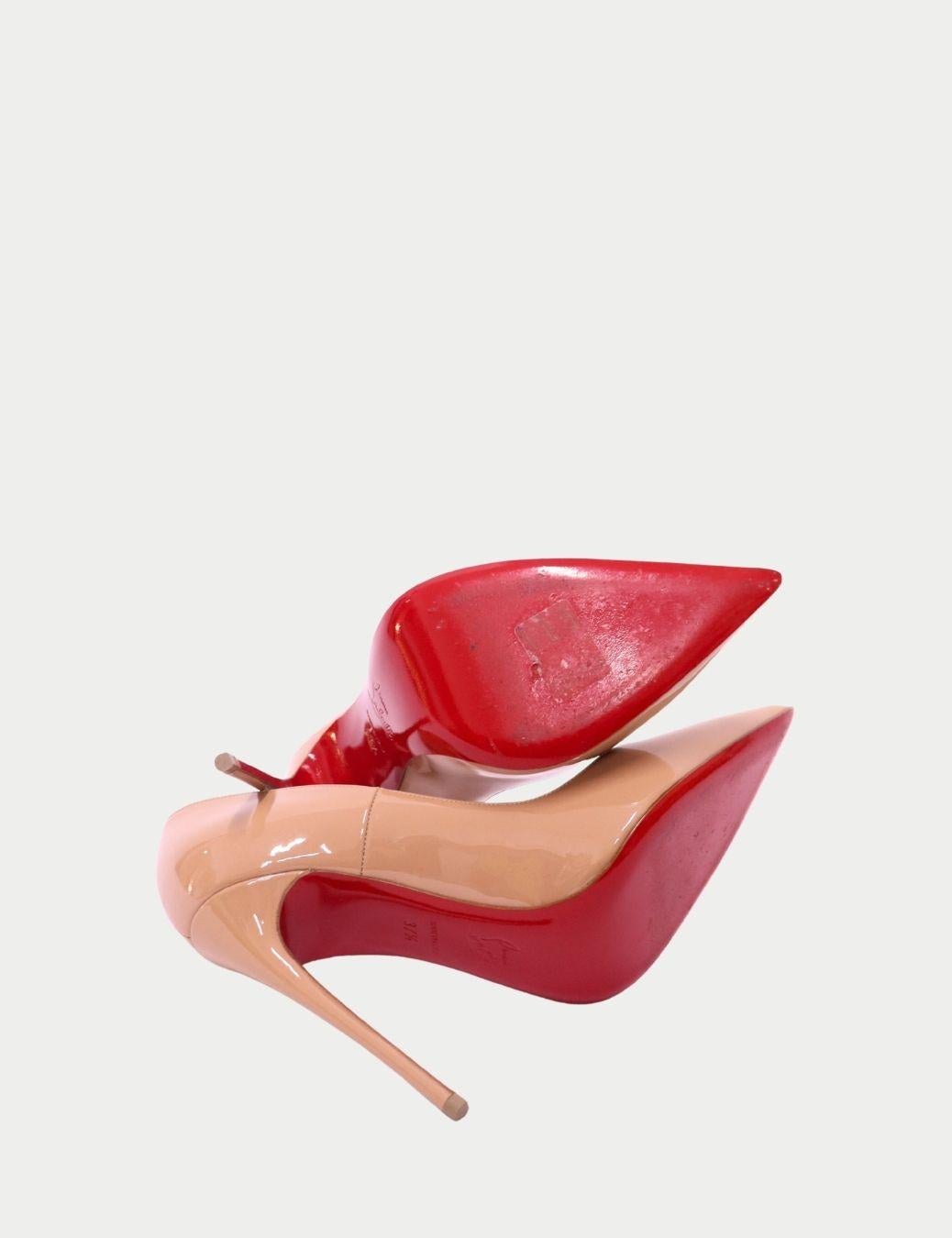 Entra in un'eleganza iconica con queste décolleté in vernice color nude di Christian Louboutin, famose per la loro silhouette slanciata e la caratteristica suola laccata rossa.

Realizzato in Italia, questo stiletto senza tempo presenta una punta