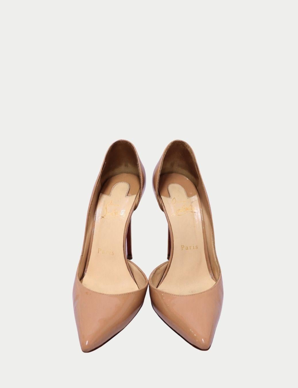 Christian Louboutin Pumps So Kate in pelle verniciata nuda  Tacchi con suola rossa

Intramontabili e iconiche, queste décolleté So Kate di Christian Louboutin incarnano il potere femminile e l'eleganza parigina. Realizzate in vernice lucida color