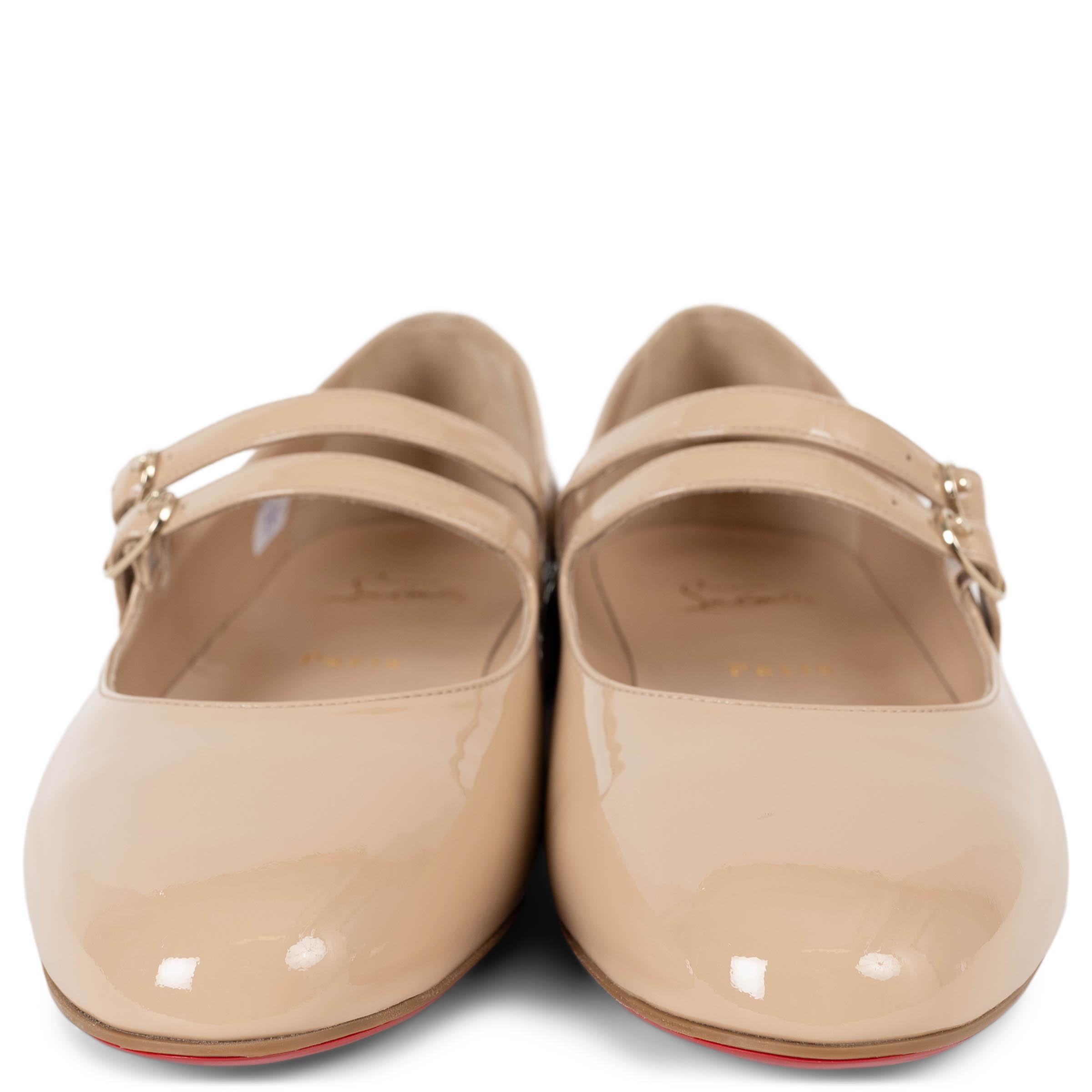 Queste ballerine Sweet Jane di Christian Louboutin in vernice nude, autentiche al 100%, offrono una rivisitazione raffinata e femminile di una silhouette classica. Progettate con doppi cinturini con fibbia sul davanti, le A. Janes sono