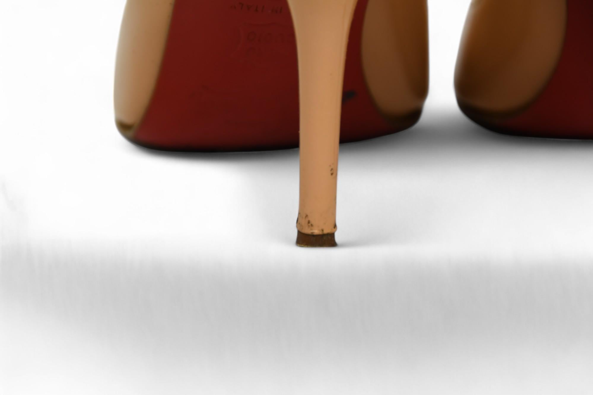 Christian Louboutin Nude Patent Peep Toe Heels (talons aiguilles)  Taille 7 US Bon état - En vente à West Hartford, CT