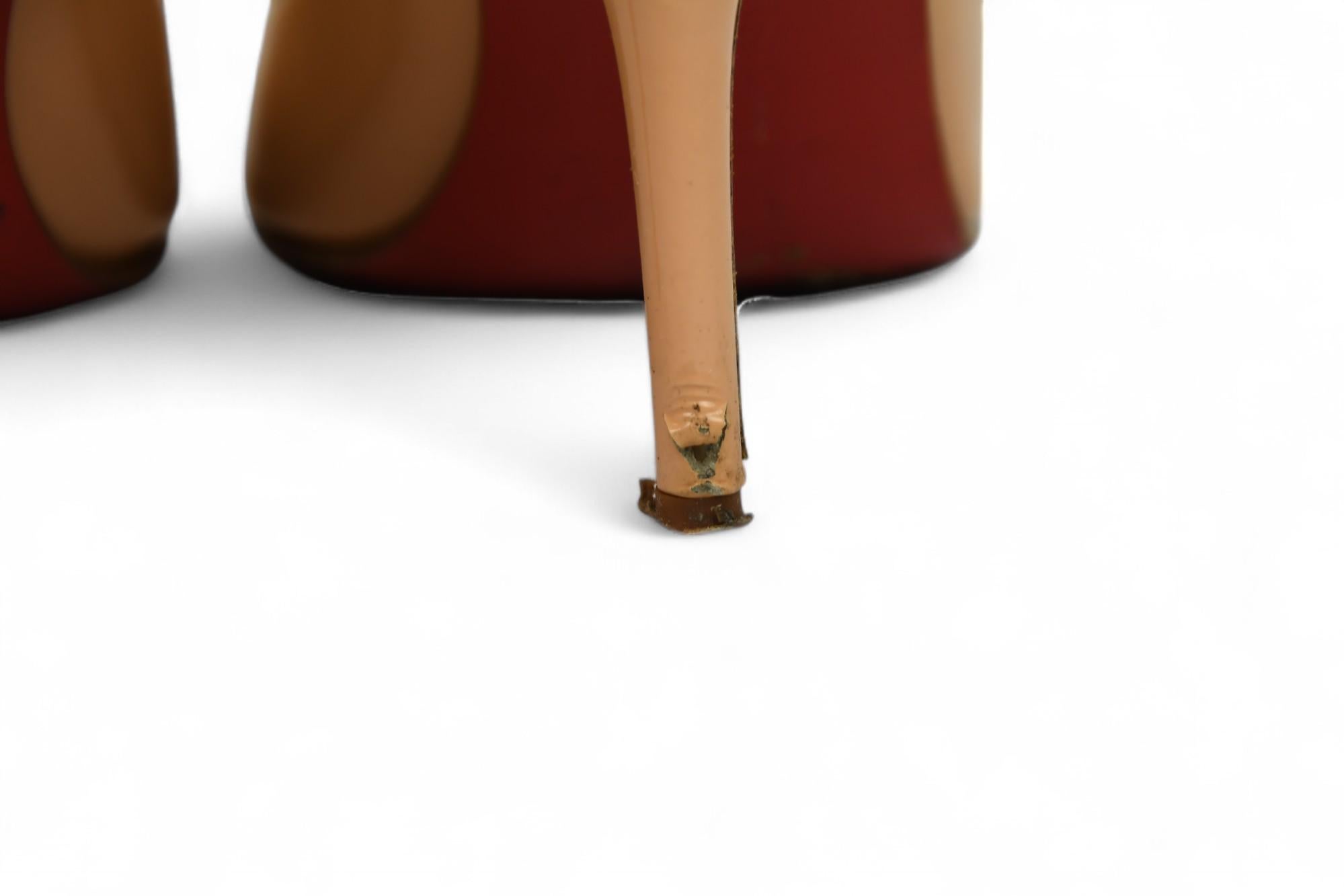 Christian Louboutin Nude Patent Peep Toe Heels (talons aiguilles)  Taille 7 US Pour femmes en vente