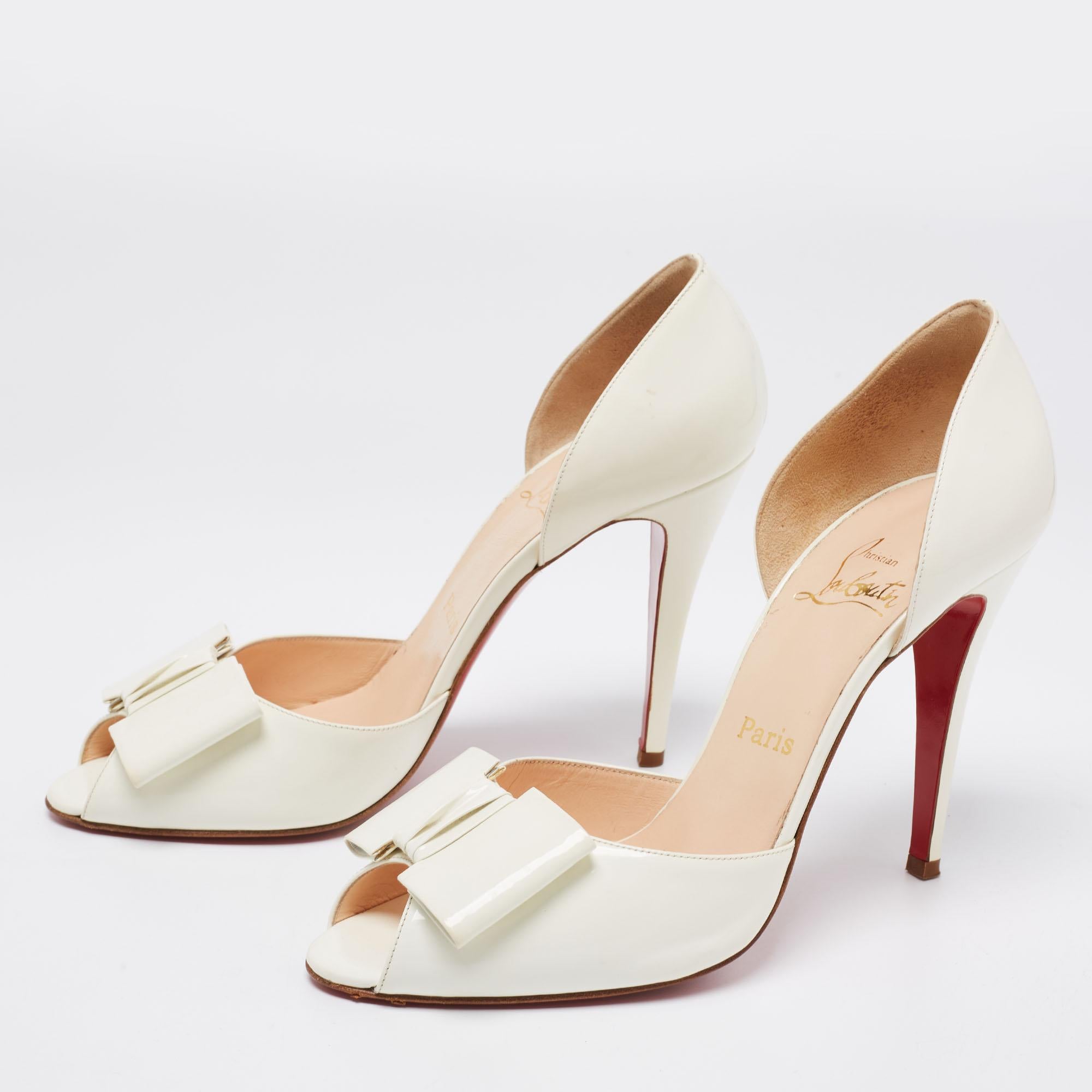 Christian Louboutin’s professed goal has been to make a woman look chic and stunning with their shoes. These patent leather pumps with bow adornment on the vamps are a perfect addition to your wardrobe for that alluring look.