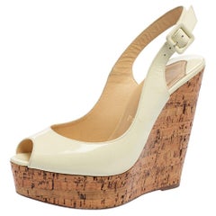 Christian Louboutin Off-White Lackleder Une Plume Keilsandalen Größe 37