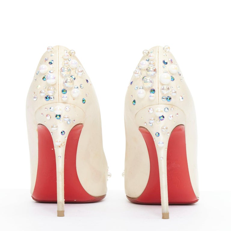 CHRISTIAN LOUBOUTIN escarpins de mariage en satin écru ornés de