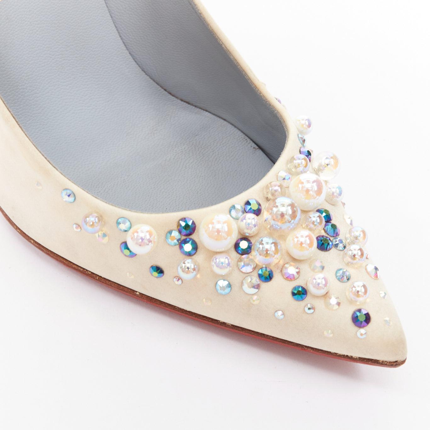 CHRISTIAN LOUBOUTIN off white satin pearl embellished bridal pumps EU35.5 en vente 2