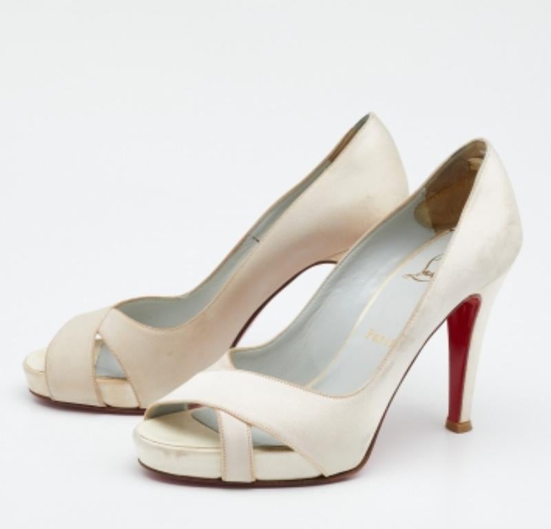 Queste décolleté Shelley di Christian Louboutin, disponibili in bianco sporco, sono un'ottima scelta. Presentano un elegante dettaglio incrociato e un leggero plateau per sostenere i tacchi alti. Le décolleté sono completate da una tinta rossa sulla