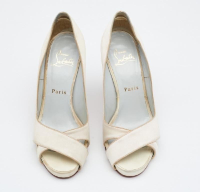 Bianco Christian Louboutin Pumps Shelley Peep-Toe in raso bianco sporco taglia 36 in vendita