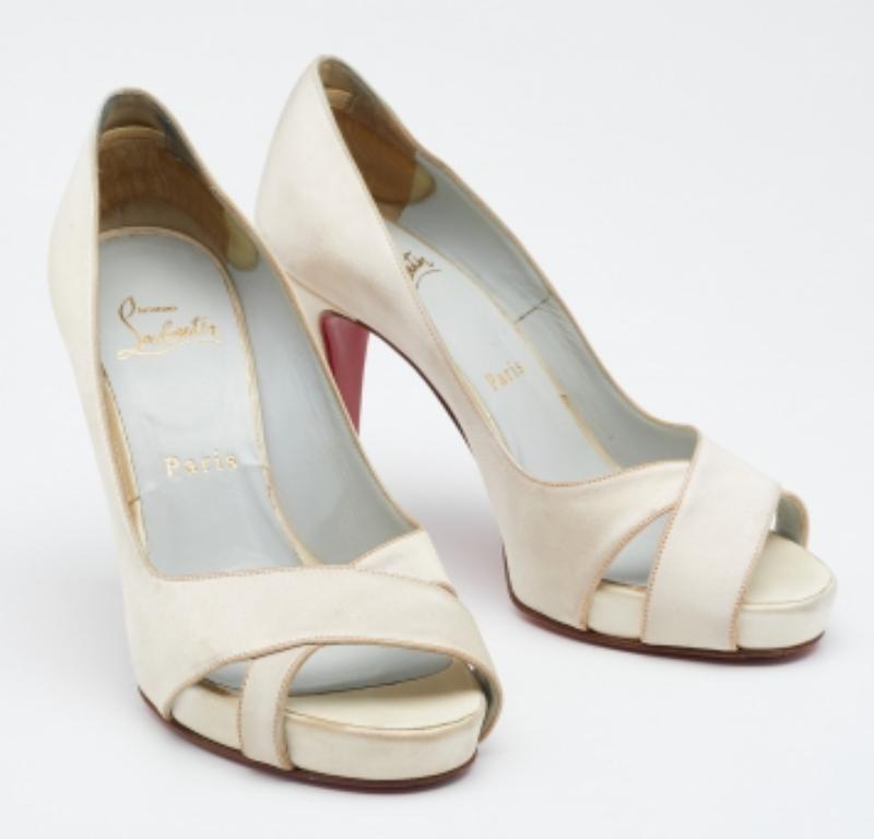 Christian Louboutin Pumps Shelley Peep-Toe in raso bianco sporco taglia 36 In condizioni discrete in vendita a Dubai, Al Qouz 2