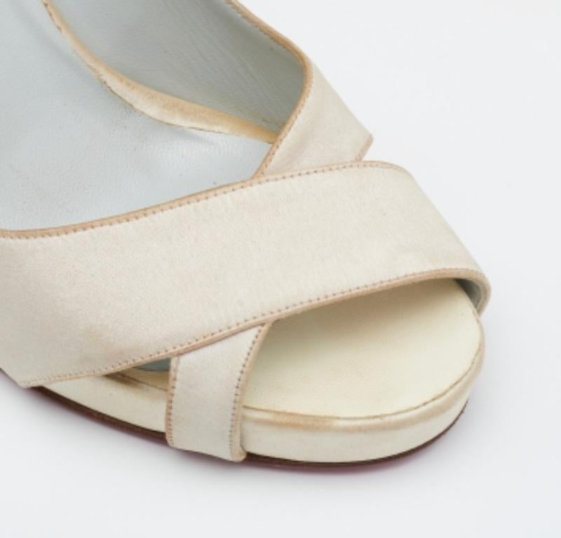 Donna Christian Louboutin Pumps Shelley Peep-Toe in raso bianco sporco taglia 36 in vendita