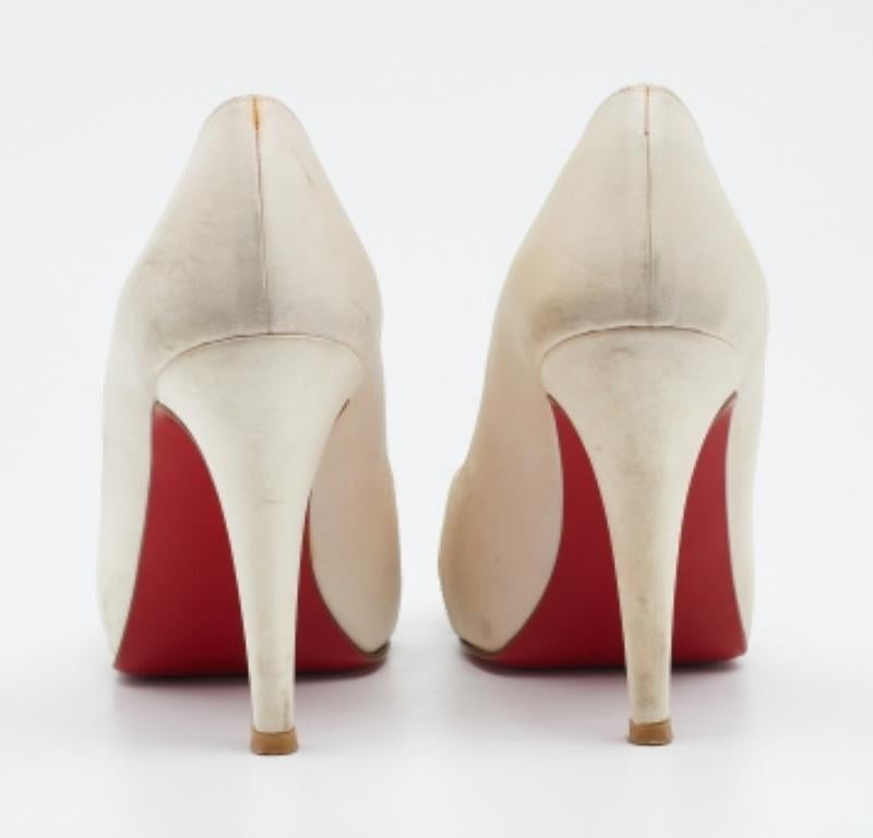 Christian Louboutin Pumps Shelley Peep-Toe in raso bianco sporco taglia 36 in vendita 1