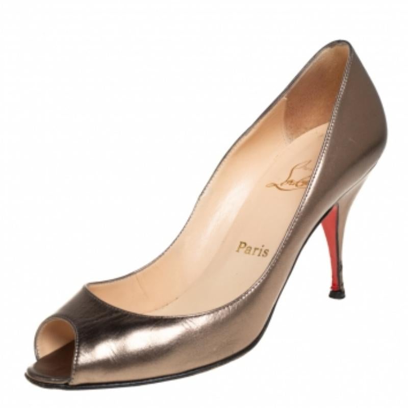 The Very Prive pumps from Christian Louboutin are sure to add some class to your outfits with their beauty. Made of leather, they are set on 9 cm heels. These pumps are complete with peep-toes, and their sleek cuts give a timeless appeal. Team this