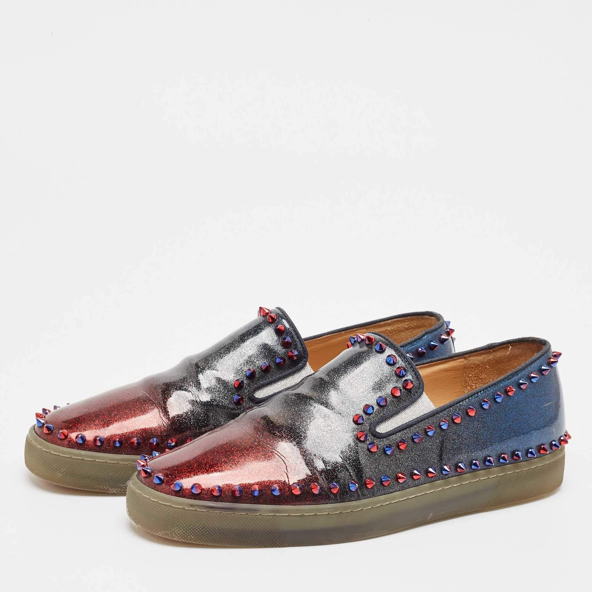 Add a unique style statement to your look with these eye catching and fashionable Christian Louboutin Pik Boat slip on sneakers. Constructed in ombre glitter detailed patent leather these shoes features a chunky rubber sole along with red and blue
