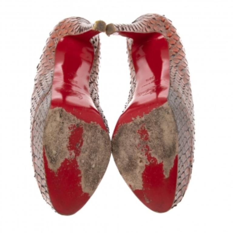 Toda colección de zapatos necesita un par de zapatos de salón atemporales tan encantadores como éste de Christian Louboutin. Confeccionados en piel de pitón en dos tonos, estos zapatos de salón lucen puntera almendrada que conduce a un elegante arco