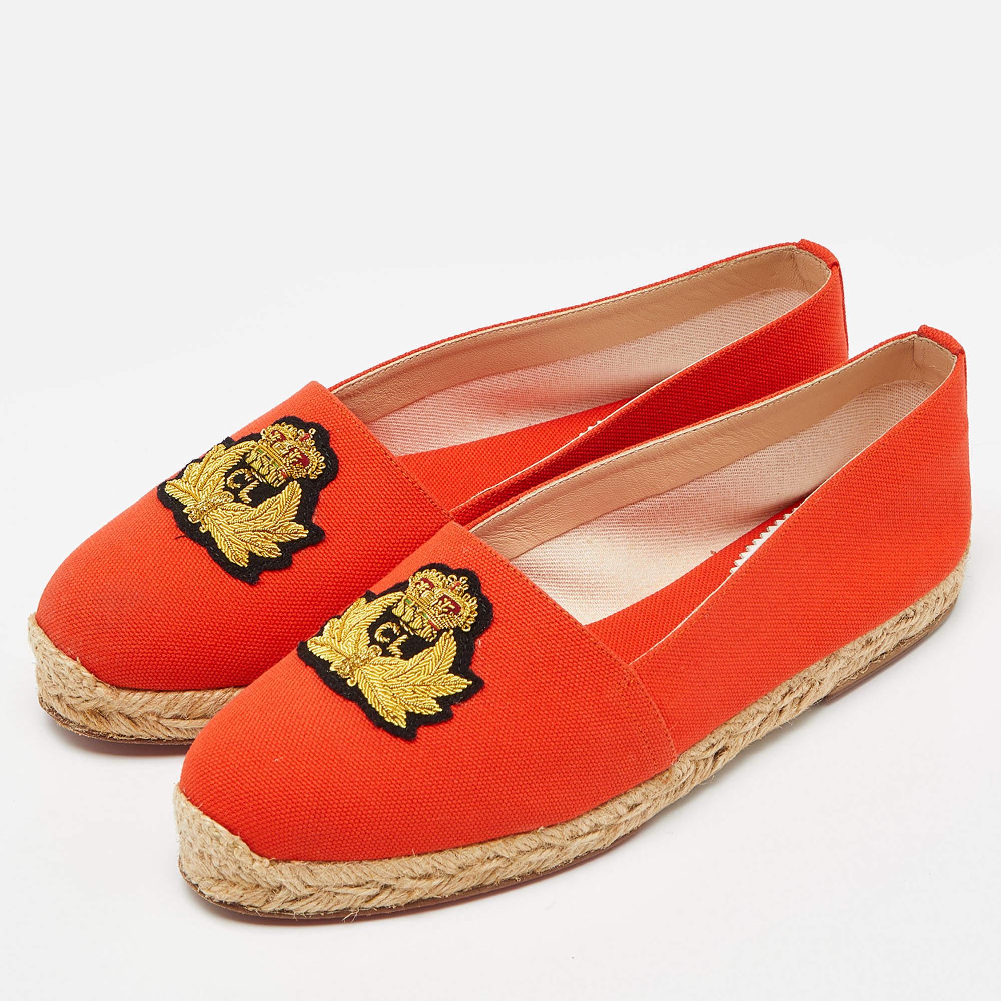 Christian Louboutin vous propose ces espadrilles super-chic, réalisées en toile et dessinées dans une teinte orange avec de jolies broderies sur l'empeigne. Des semelles intermédiaires tressées et des détails imprimés complexes complètent cette