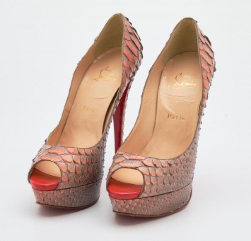La silhouette architettonica e i tagli precisi di questo paio di décolleté di Christian Louboutin esemplificano la maestria del marchio nell'arte di creare tacchi a spillo. Finemente create in pelle di pitone, sono dotate di tacco e plateau di 14,5