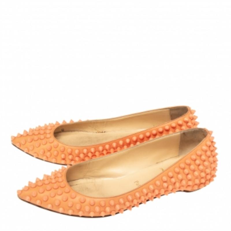 Christian Louboutin Orange Leder Spiked Ballettschuhe mit Spikes Größe 35.5 im Zustand „Relativ gut“ in Dubai, Al Qouz 2