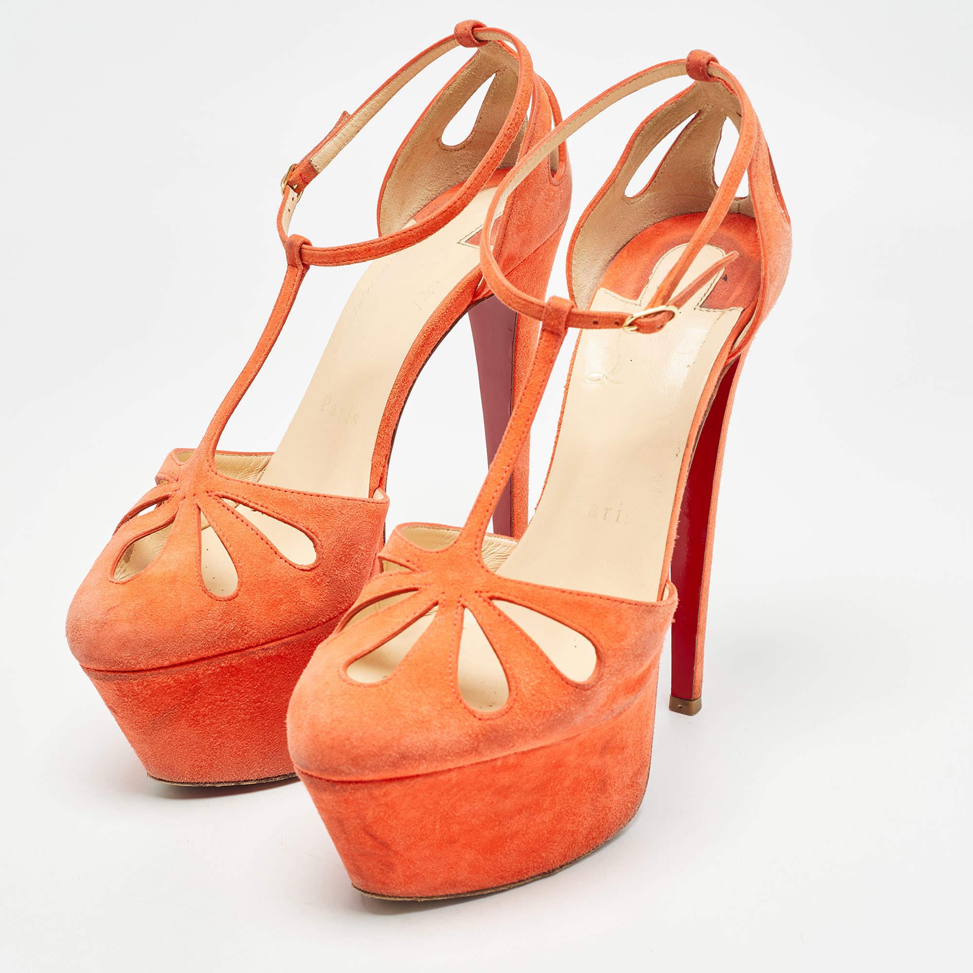 Faites preuve de chic avec ces escarpins de créateur. Ils présentent des talons robustes et des semelles durables, parfaits pour vos sorties à la mode.