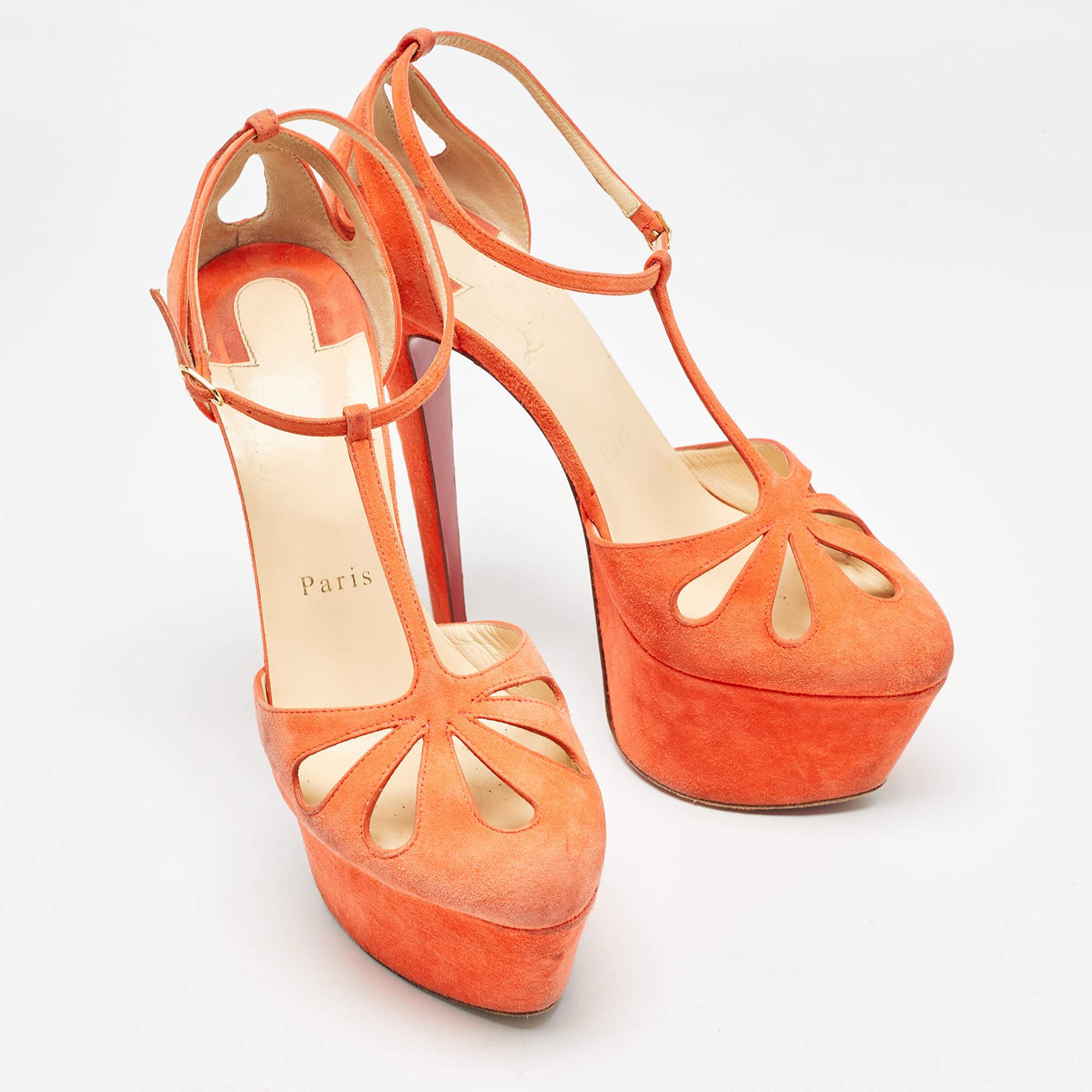 Christian Louboutin escarpins Mayada en daim orange, taille 37,5 État moyen - En vente à Dubai, Al Qouz 2
