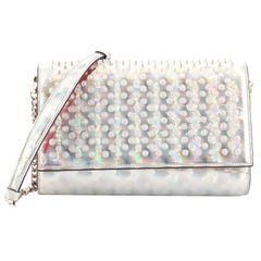 Christian Louboutin Paloma Clutch aus holografischem Leder mit Spikes