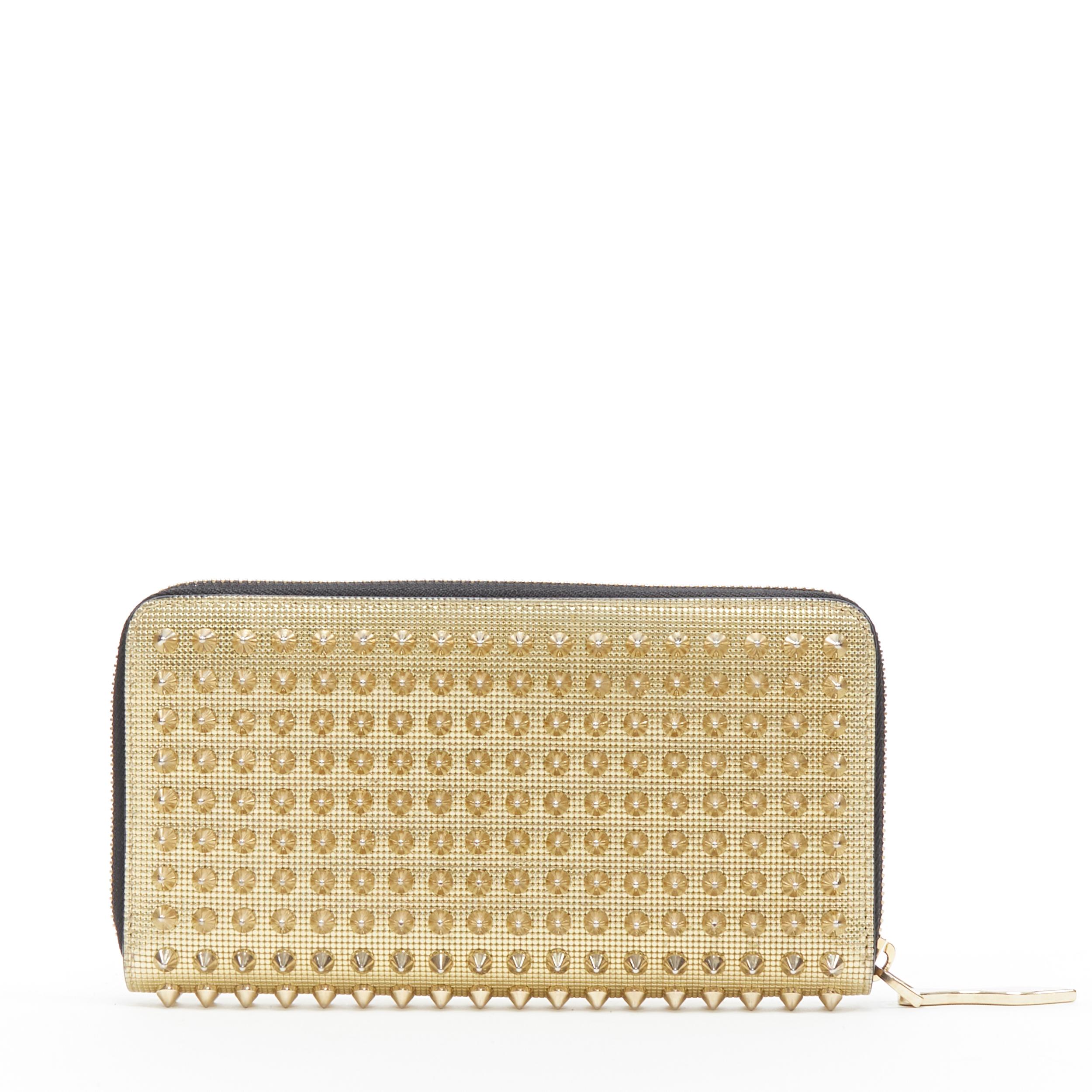 CHRISTIAN LOUBOUTIN Panettone metallic gold spike stud continental long wallet
Brand: Christian Louboutin
Designer: Christian Louboutin
Model Name / Style: Panettone
Material: Leather
Color: Gold
Pattern: Solid
Closure: Zip
Extra Detail: Panettone
