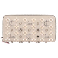 Christian Louboutin Panettone Rock Studs Portafoglio rotondo con zip in pelle Avorio