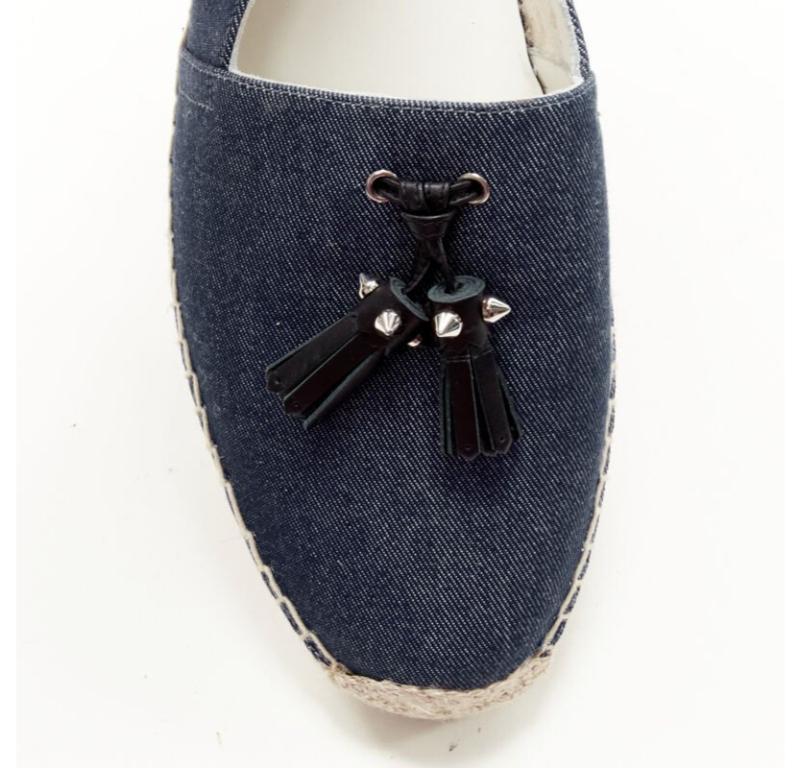 CHRISTIAN LOUBOUTIN Papiougomme alpargatas con borla y tachuelas de tela vaquera azul EU42 en venta 1