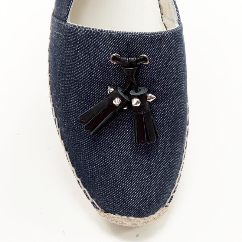CHRISTIAN LOUBOUTIN Papiougomme alpargatas con borla y tachuelas de tela vaquera azul EU42 en venta 1