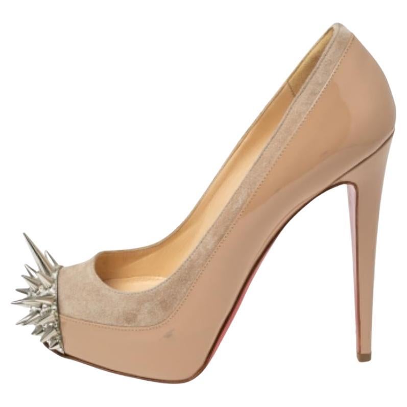 Christian Louboutin Bombas de punta de asteroide de charol y ante talla 37