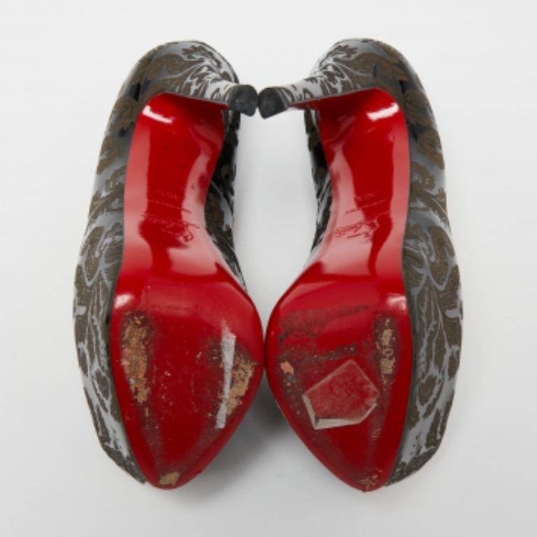 Con unos tacones altísimos y elaborados a la perfección, estos zapatos de salón Highness de Christian Louboutin están aquí para elevar tu estilo y llevarlo más alto. Se han creado utilizando charol negro-marrón, realzado con detalles arabescos.