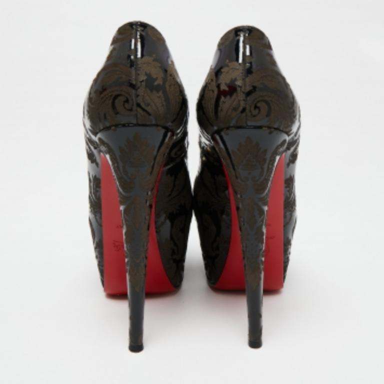 De las mujeres Christian Louboutin Bombas con puntera en punta Arabesque de charol Tamaño 36.5 en venta