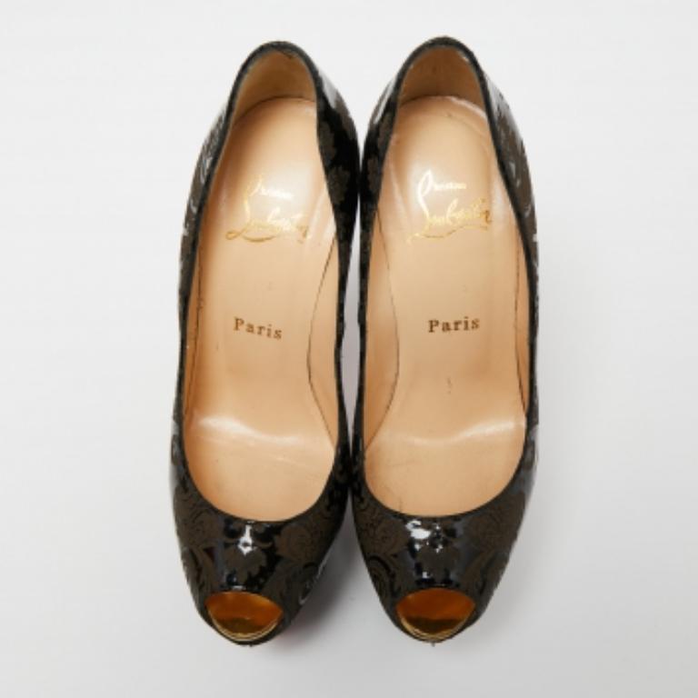 Christian Louboutin Bombas con puntera en punta Arabesque de charol Tamaño 36.5 en venta 2