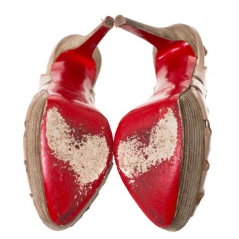 Per regalarti un'esperienza straordinaria, Christian Louboutin ti propone questo paio di sandali che adorneranno i tuoi piedi e ti daranno sicurezza a ogni passo. Sono realizzate in vernice beige e sono caratterizzate da ritagli su tutta la