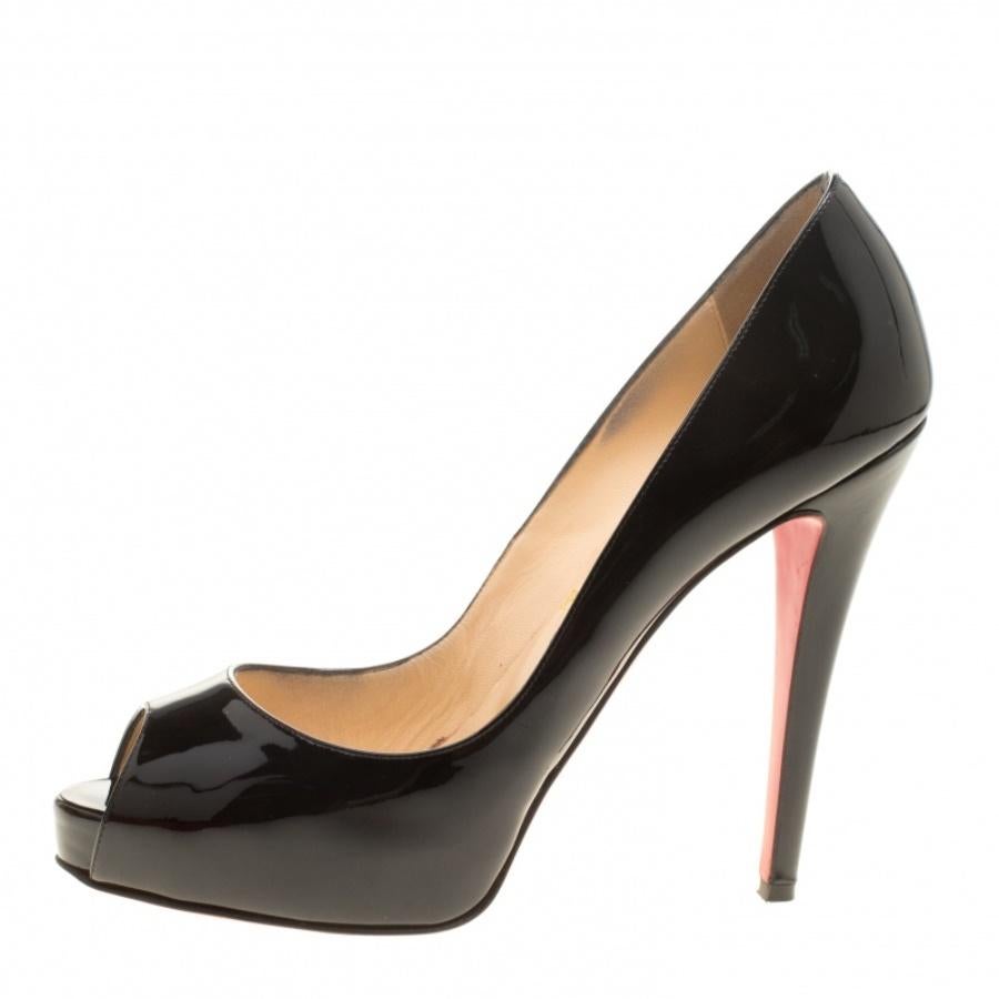 This stunning pair of Hyper Prive pumps from Christian Louboutin are sure to add some class to your outfits. The peep-toe pumps have been crafted from patent leather, and they come with comfortable leather insoles. They are complete with 13 cm