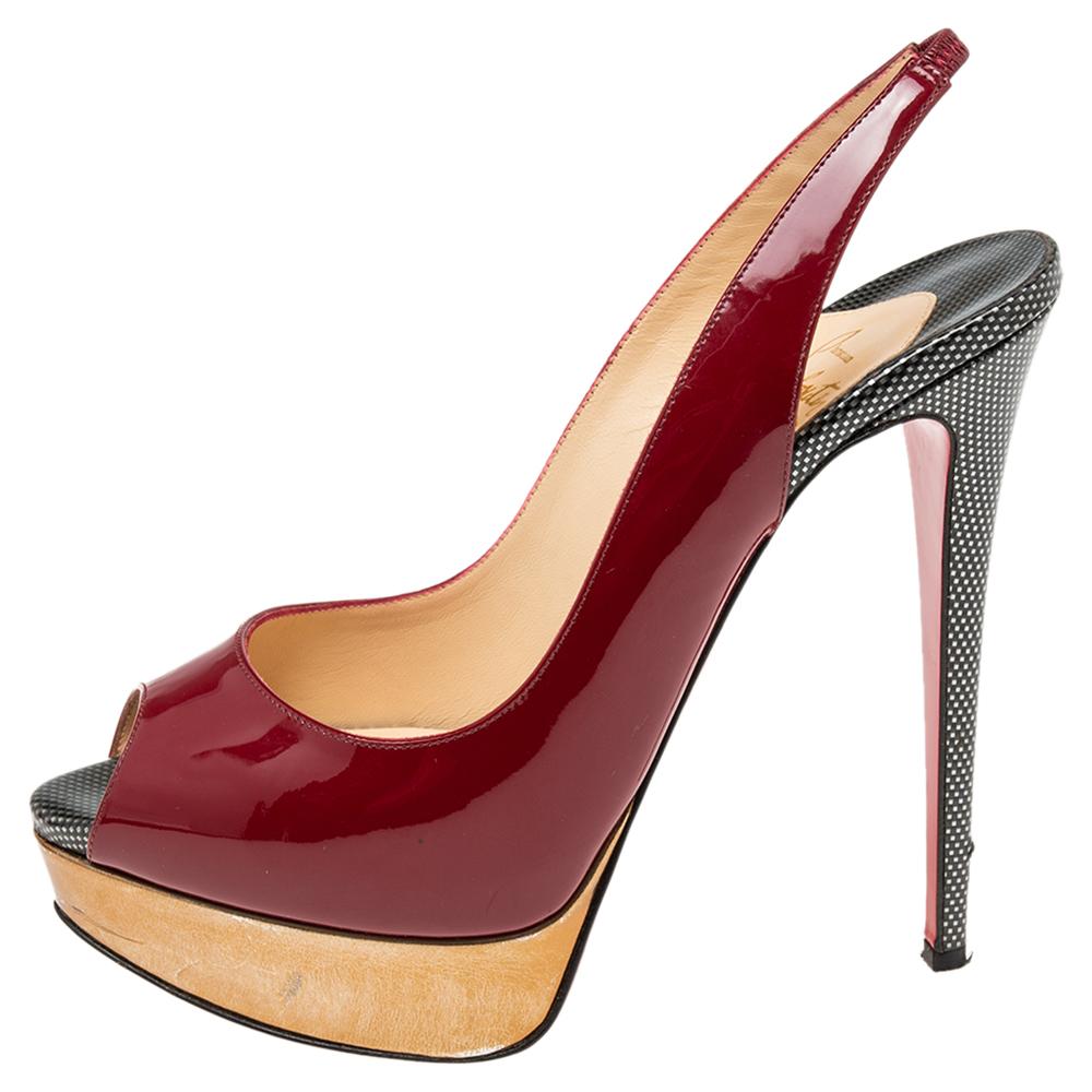 Distinguiti dalla massa con questo splendido paio di Louboutin che trasudano alta moda e classe! Realizzata in pelle verniciata, è una creazione della collezione Lady Peep. Sono caratterizzate da una classica tonalità bordeaux, con punta a spillo e