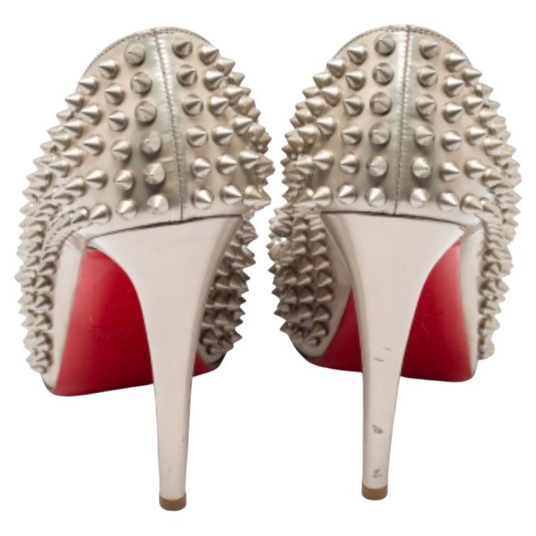 La silueta arquitectónica y los picos colocados con precisión de este par de zapatos de Christian Louboutin ejemplifican la maestría de la marca en el arte de fabricar tacones de aguja. Finamente creado en piel, está detallado con tacones de 12 cm y