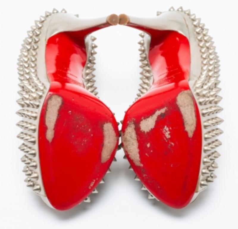 Christian Louboutin Bombas de plataforma con puntera afilada en charol tamaño 34 en Bueno estado para la venta en Dubai, Al Qouz 2