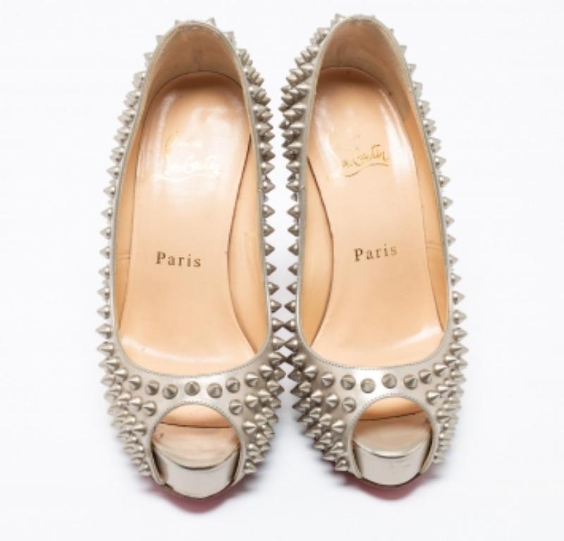Christian Louboutin Bombas de plataforma con puntera afilada en charol tamaño 34 en venta 2